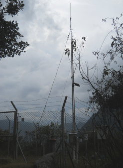 Camino al puente Inca, la antena meteorol�gica
                    del ministerio SENAMHI