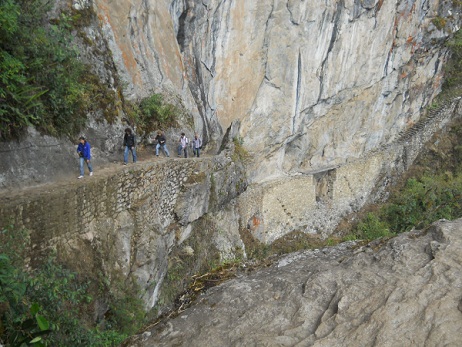 Machu Picchu, camino al puente Inca, vista al
                    puente Inca 01