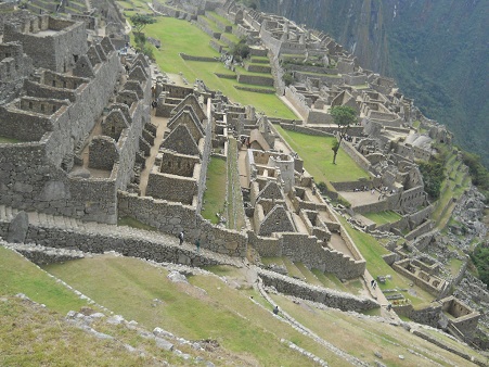 Machu Picchu: vista a la escalera grande,
                    templo del sol, al �rbol de la plaza central, muros
                    grandes, templo de espejos, prisi�n en forma de un
                    �guila, casa de la princesa etc.