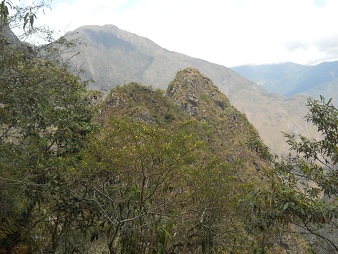 Camino al mirador Huaynapicchu, camino con
                    escaleras