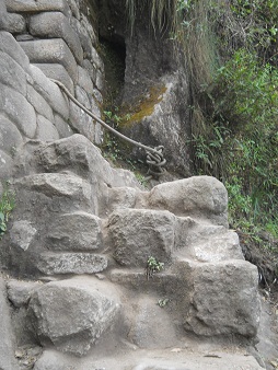 Camino al mirador Huaynapicchu, la
                            entrada al pueblito del mirador Huaynapicchu
                            Camino al mirador Huaynapicchu, la entrada
                            al pueblito del mirador Huaynapicchu, foto
                            2