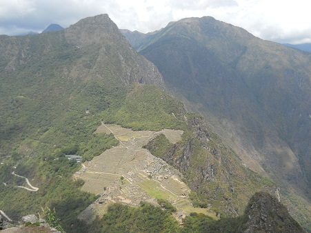 Pueblito Huaynapicchu, la vista a Machu Picchu
                    en forma de una cabeza estilizada de un �guila
                    c�ndor 1 con monta�as al fondo