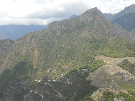 Pueblito de Huaynapicchu, vista a Machu Picchu
                    con monta�as en el fondo 01