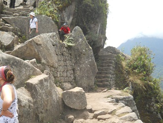 Camino a la cumbre del mirador Huaynapicchu,
                    las �ltimas escaleras
