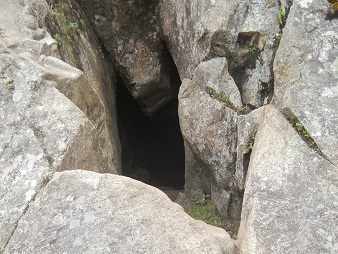 Camino a la cumbre del mirador Huaynapicchu, la
                    entrada del t�nel, primer plano