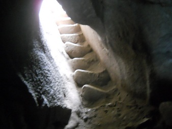 Subida a la cumbre de Huaynapicchu, t�nel para
                    gente peque�a