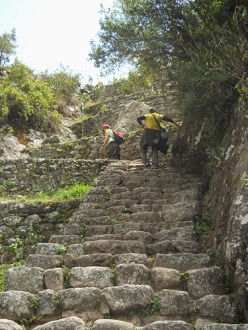 Subida a la cumbre de Huaynapicchu, escalera
                    irregular