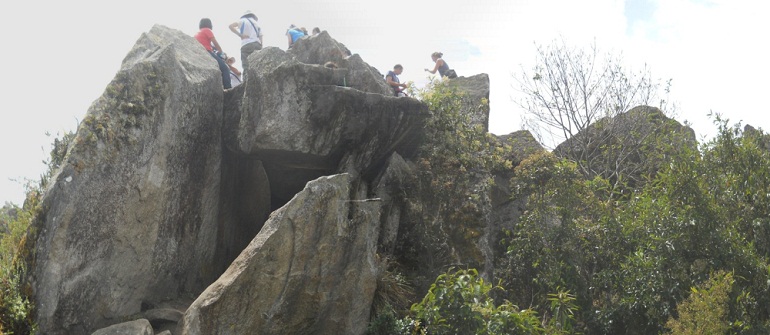 Subida a la cumbre de Huaynapicchu, vista a la
                    punta que es una cantera con piedras gigantes
                    cortadas, foto panor�mica 03