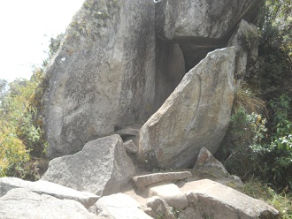 Vista a la cumbre Huaynapicchu 2 - que es una
                    cantera con piedras gigantes cortadas, vista a la
                    cantera formando el segundo t�nel de la subida