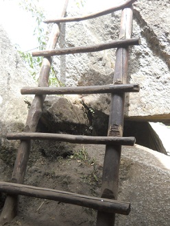 Subida a la cumbre de Huaynapicchu, el segundo
                    t�nel saliendo con una escalera en madera