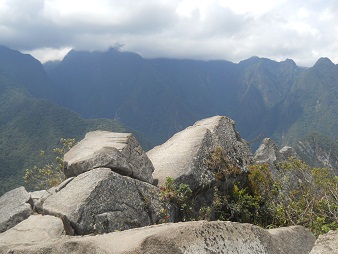 Machu Picchu, mirador Huaynapicchu, piedras
                    gigantes cortadas de la cantera en la punta con la
                    vista a monta�as al fondo 02