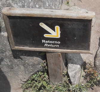 Bajada de Huaynapicchu: placa indicando la
                    vuelta, primer plano