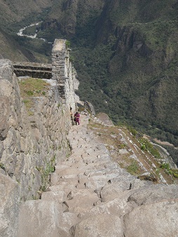 Bajada de Huaynapicchu: escalera
                            escarpada irregular con vista panor�mica
                            Bajada de Huaynapicchu: escalera escarpada
                            irregular 01