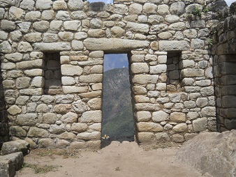 Bajada de Huaynapicchu: la casita,
                            puerta con muro con ventanas, foto
                            panor�mica Bajada de Huaynapicchu: la
                            casita, puerta con 2 nichos