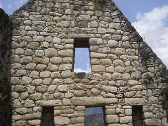 Bajada de Huaynapicchu: la casita,
                            puerta con muro con ventanas, foto
                            panor�mica Bajada de Huaynapicchu: la
                            casita, puerta con 2 nichos y ventana
