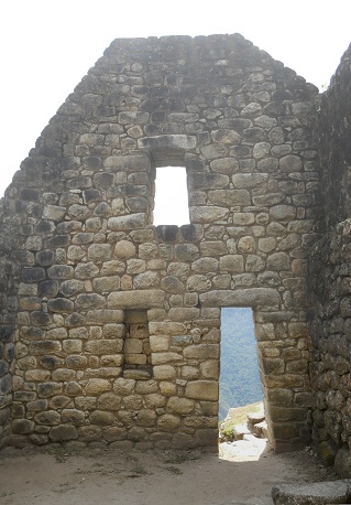 Bajada de Huaynapicchu, casita con la
                            vista interior con puerta, nicho y ventana,
                            foto panor�mica