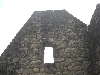 Bajada de Huaynapicchu, casita con la
                            vista interior con puerta, nicho y ventana