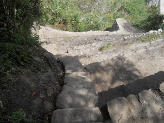 Bajada de Huaynapicchu, escalera
                            irregular para pies peque�os sin cordel 03