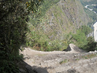 Bajada de Huaynapicchu, escalera
                            irregular para pies peque�os sin cordel 04
                            con vista