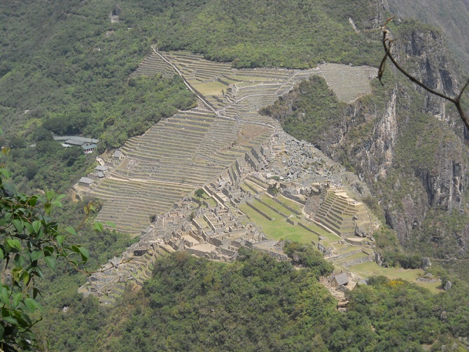 Bajada de Huaynapicchu, vista a Machu Picchu,
                    primer plano
