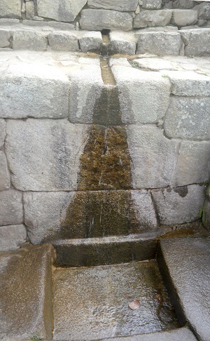Escal�n con canalito de agua con
                                cisterna al fondo