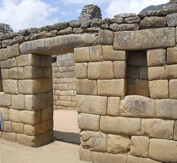 Cuartos del Inca en Machu Picchu:
                                puerta con nicho, panorama