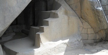 Mumienh�hle unter dem Sonnentempel: Treppen aus einem St�ck und geschnittene Steine in einer verdrehten Kurvenmauer
