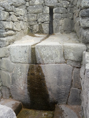Stufenstein mit Wasserkan�lchen mit Zisterne am Boden, Panoramafoto