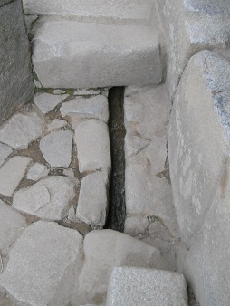 Ein Kan�lchen im Steinboden