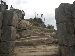 Machu Picchu: Immer trifft man auf Treppen, die aus einem St�ck aus dem Fels herausgehauen sind 7