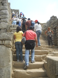 Machu Picchu: Auf dem Weg zu den grossen Tempelanlagen passieren wir wieder Treppen in einem St�ck