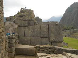Machu Picchu: Der Tempel zu den 3 Fenstern, die rechte Mauer hat einen Erdbebenschaden 1