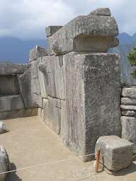Tempel zu den 3 Fenstern: Die rechte Seitenmauer