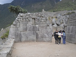 Tempel zu den 3 Fenstern: Die R�ckseite der linken Mauer