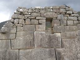 Tempel zu den 3 Fenstern: Die R�ckseite der linken Mauer - Detail 1