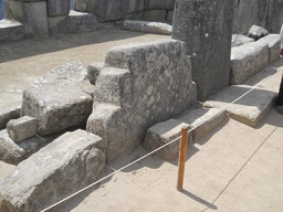Tempel zu den 3 Fenstern: Das Symbol von Mutter Erde 2 mit der Doppeltreppe in einem St�ck