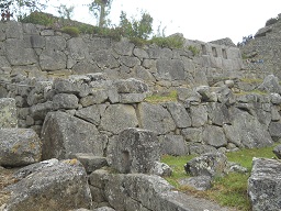 Tempel zu den 3 Fenstern: Sicht von aussen auf Tempelmauer mit den 3 Fenstern