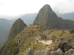 Machu Picchu: Aussicht vom Steinbruch aus auf den Haupttempel und die Hausberge Huchuypicchu (klein), und Huaynapicchu (gross)