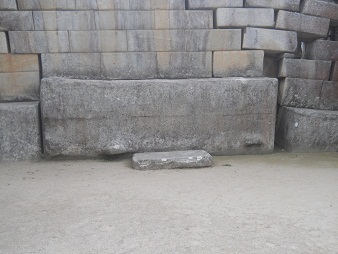Machu Picchu: Der Haupttempel mit dem zentralen Gigastein (Opferstein) - Nahaufnahme