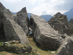 Der grosse Steinbruch von Machu Picchu mit geschnittenen Gigasteinen