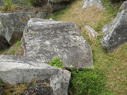 Der grosse Steinbruch von Machu Picchu: Weitere Steine mit flachen Fl�chen und rechten Winkeln