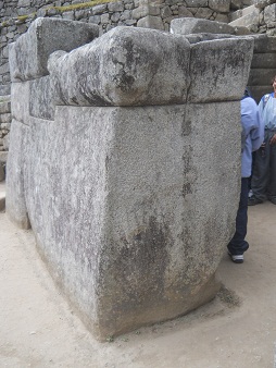 Machu Picchu, Meditationszimmer, der Eingang - der linke Gigastein