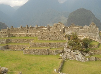 Machu Picchu: Sicht vom Meditationszimmer auf den Zentralplatz mit den Arbeitsh�usern und dem Putucusi-Berg