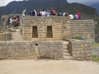 Machu Picchu: Aussenmauer des Geb�udes am
                        Sonnenuhr-Platz 2