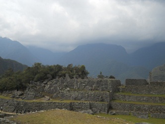 Machu Picchu, Sicht von der Sonnenpyramide auf
                    die Terrassen des Hauptplatzes gegen�ber
