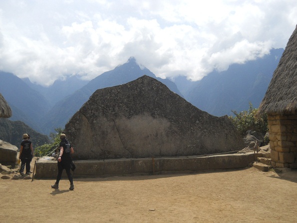 Machu Picchu, der heilige Stein, Komplettansicht mit dem Berg im Hintergrund