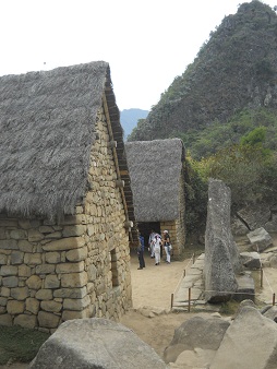 Machu Picchu, der heilige Stein mit der Seitenansicht mit den H�uschen