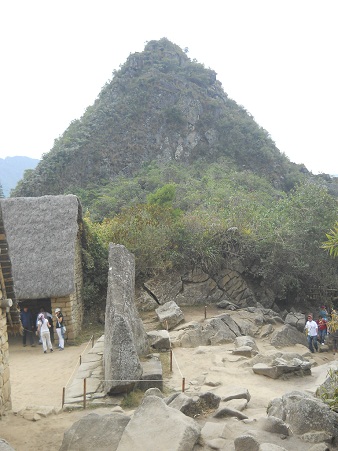 Machu Picchu, Seitenansicht des heiligen Steins mit dem Hausberg Huaynapicchu 1