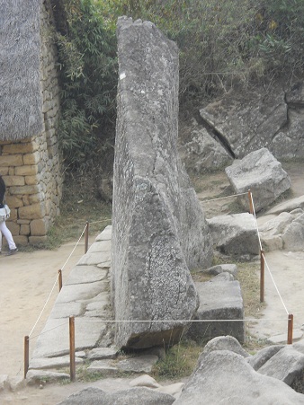 Machu Picchu, Seitenansicht des heiligen Steins, Nahaufnahme 1