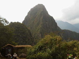 Der Eingang zum Wanderweg auf den Hausberg Huaynapicchu 2